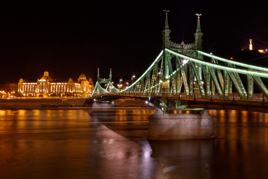 Pont de nuit à Budapest