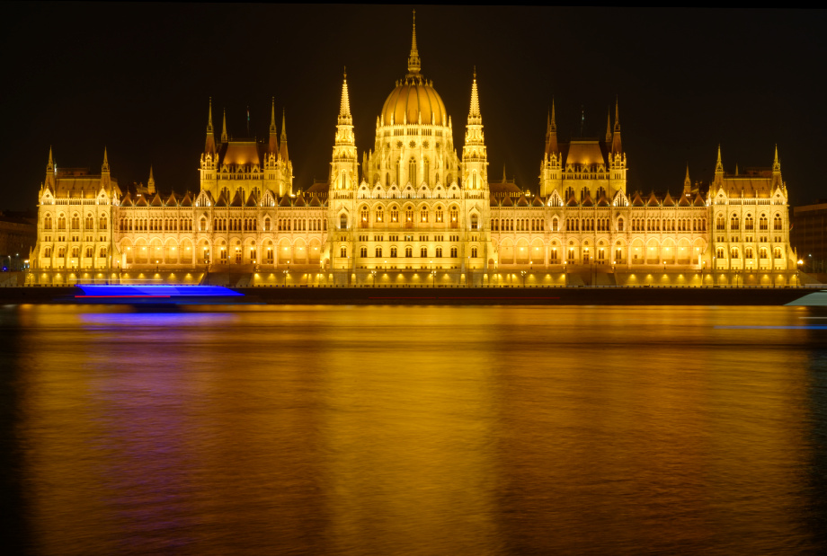 Vue du parlement et du danube de nuit