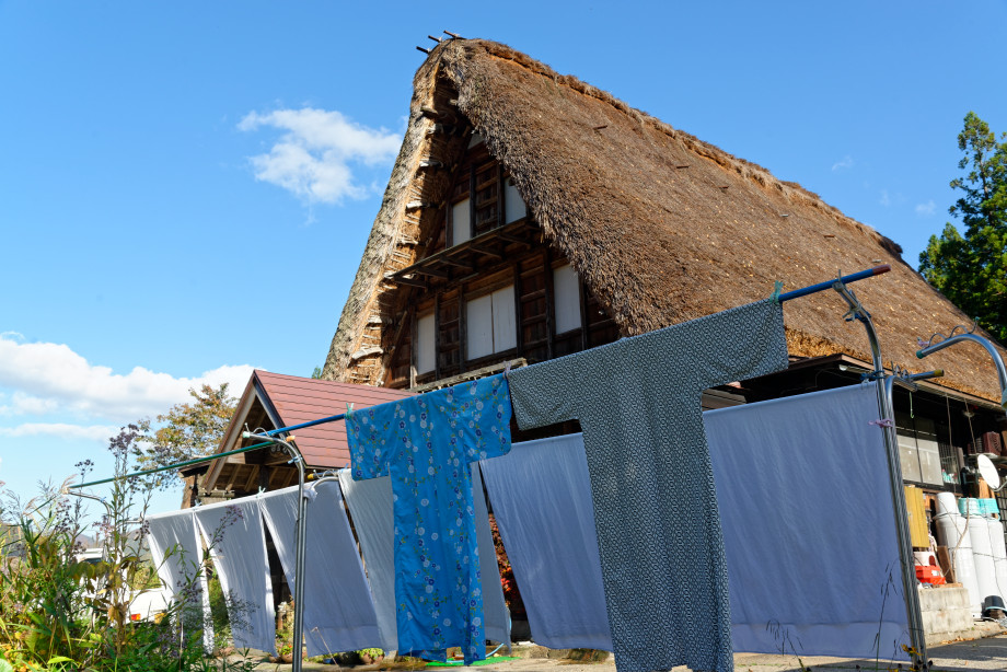 kimonos qui sèchent à Ainokura