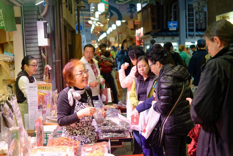 Vendeuse au marché Nishiki à kyoto