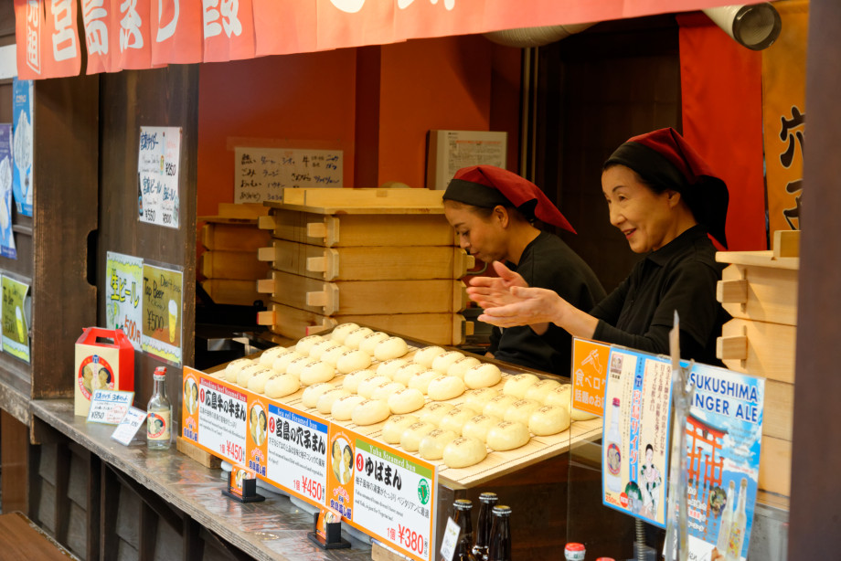 vendeuse de brioches à Miyajima