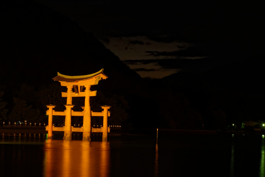 Vue nocturne du Torii de Miyajima