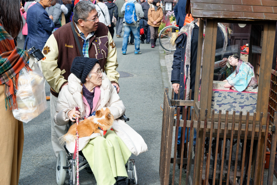 Grand-mère et poupée dans une rue de Takayama