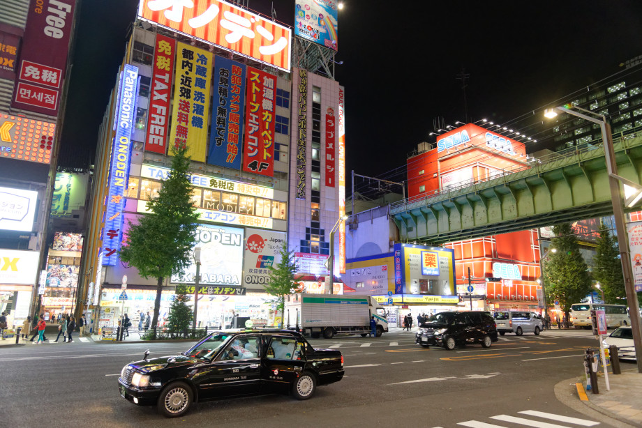 Rue du quartier Akihabara de nuit